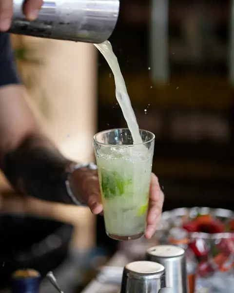 Caipirinha sendo servida no balcão do bar.